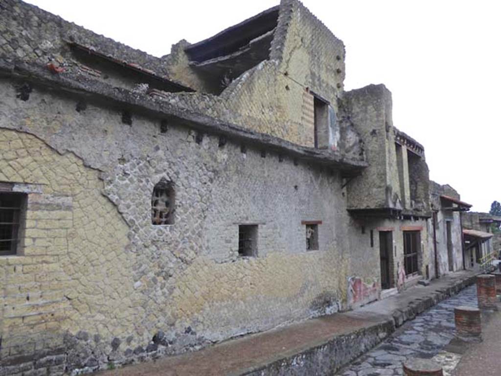 V.8, Herculaneum, on left. October 2015. Looking south on east side of Cardo IV Superiore, with upper floor, top left. V.7 and V.6, with their upper floors, can be seen on the right. Photo courtesy of Michael Binns.